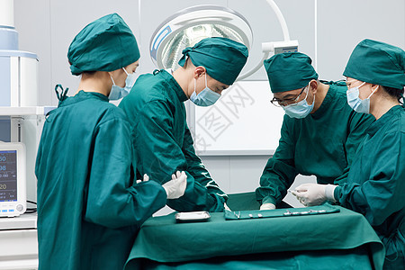 手术室医生做外科手术图片