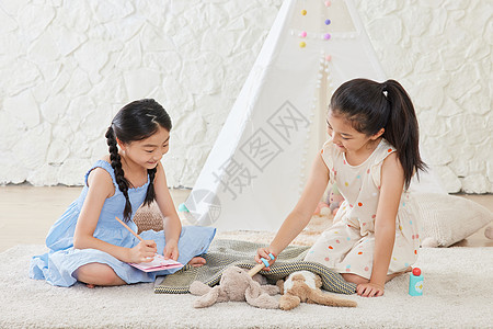 两个小女孩玩过家家游戏图片