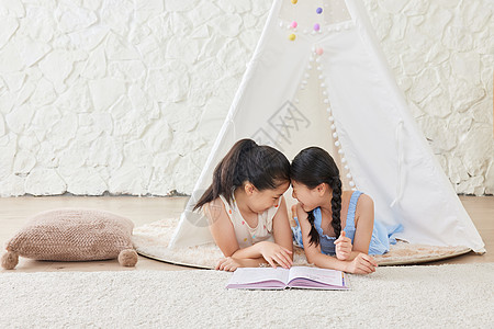 两个小女孩在帐篷里看书图片