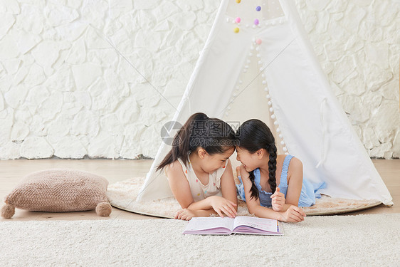 两个小女孩在帐篷里看书图片