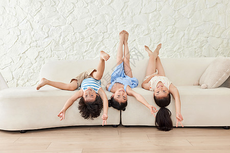 儿童玩耍三个小朋友躺在沙发上打闹玩耍背景