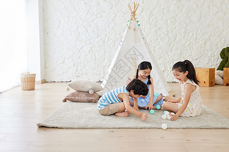 儿童欢乐三个小朋友在客厅里玩耍背景