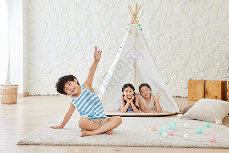 三姐妹背影姐弟三人在客厅里玩耍背景