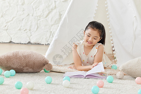 小女孩在看书小女孩在儿童帐篷里看书背景
