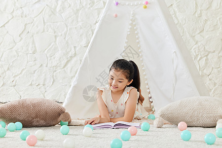 小女孩在儿童帐篷里看书图片