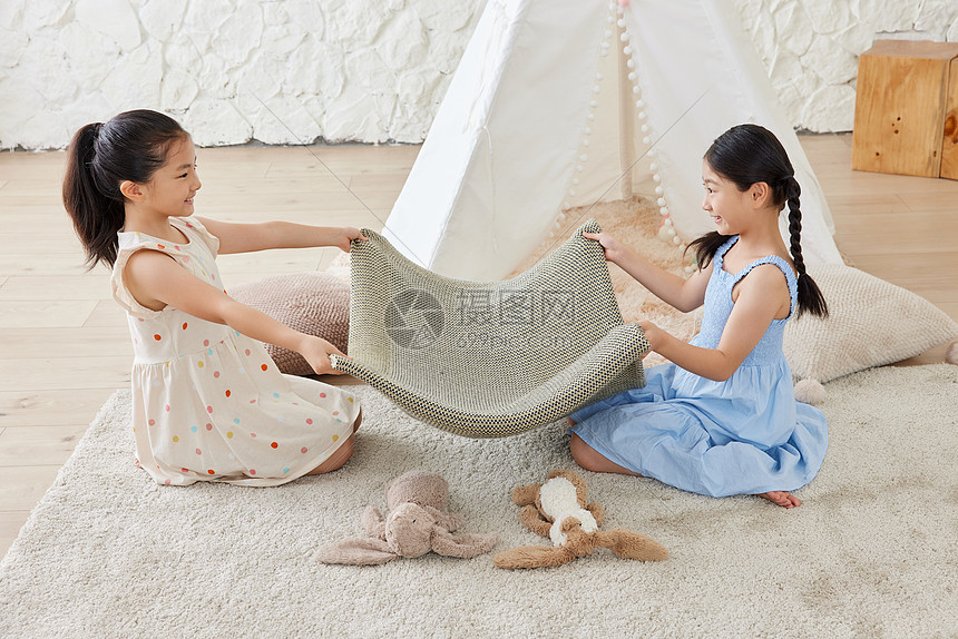 两个小女孩玩过家家高清图片下载-正版图片501782001-摄图网