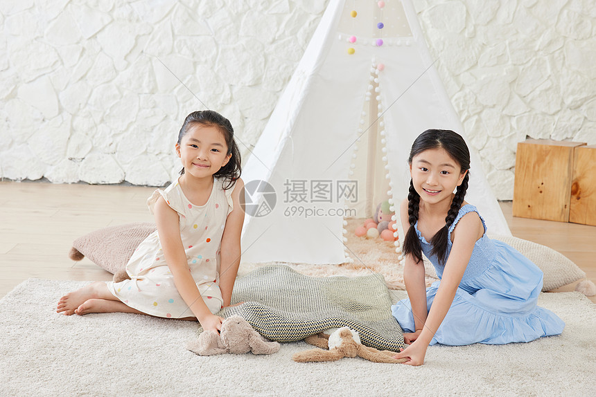 两个小女孩玩过家家