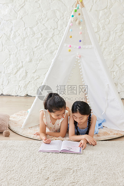 姐妹俩在帐篷里看儿童书图片
