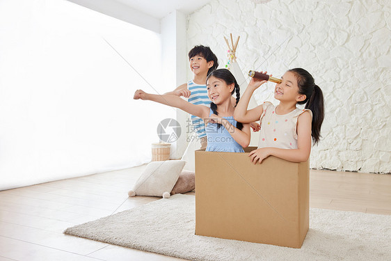 三个小朋友在纸箱子里玩耍图片