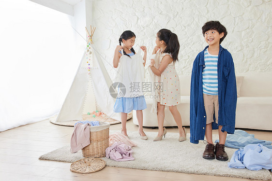三个小朋友在客厅穿大人衣服图片