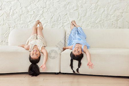 两个小女孩在沙发上玩耍图片