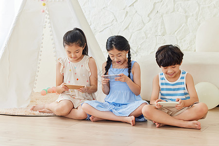 儿童节手机三个小朋友居家玩手机游戏背景