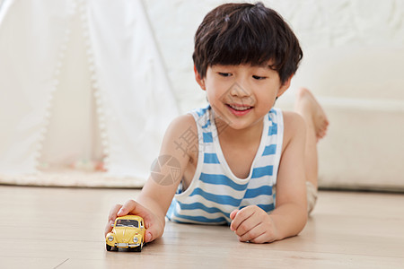 小男孩玩玩具汽车图片