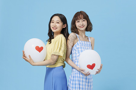爱心快乐青春美女姐妹闺蜜拿爱心气球背景