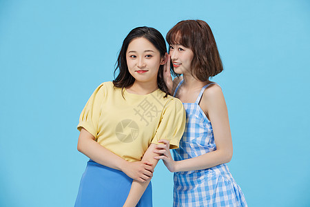 秘密活力色彩美女闺蜜亲密相伴说悄悄话背景