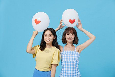 爱心快乐青春美女姐妹闺蜜拿爱心气球背景