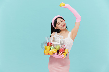 青春可爱美女拎水果篮子背景图片