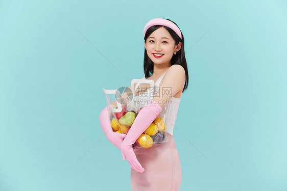 青春可爱美女拎水果篮子图片