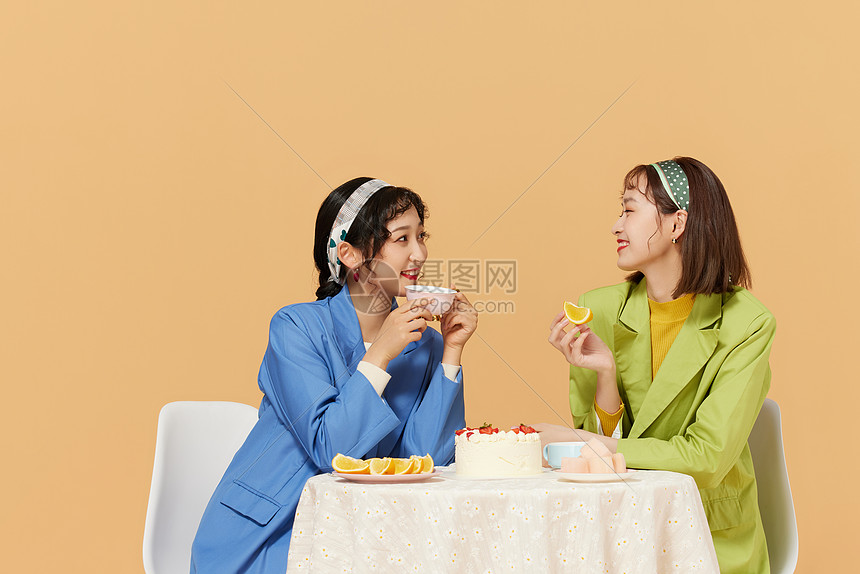 时尚美女闺蜜喝下午茶