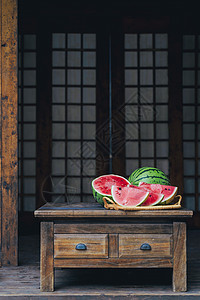 夏天的西瓜切开放在日式房屋内图片
