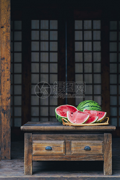 夏天的西瓜切开放在日式房屋内图片