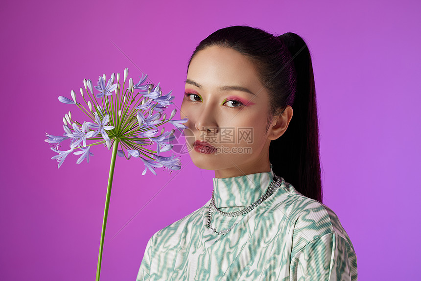 时尚创意美妆女性手拿花卉图片