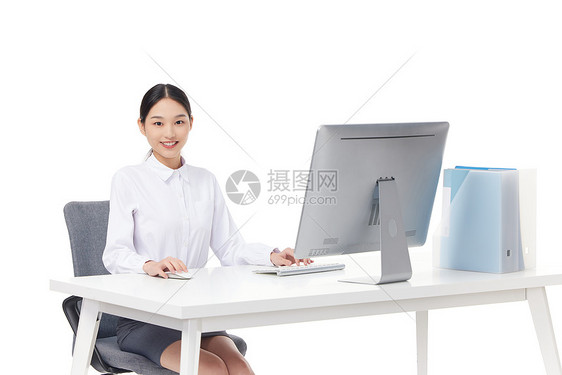 在办公室工作的商务女性图片
