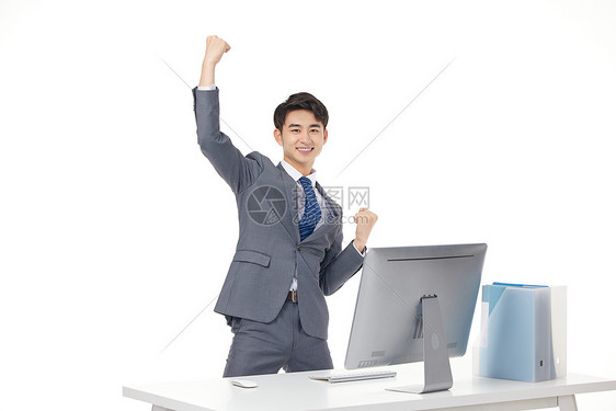 电脑前欢呼的商务男性图片