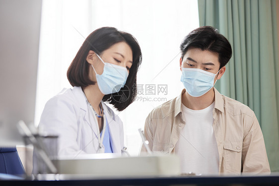 医生在诊室为病人看病图片