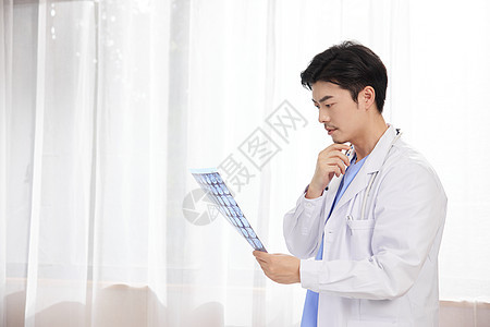 医生在医务室研究x光片图片
