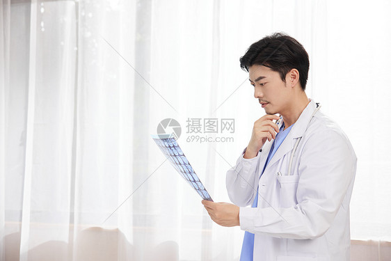 医生在医务室研究x光片图片