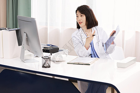 医患沟通女性医师通过视频电话与患者沟通背景