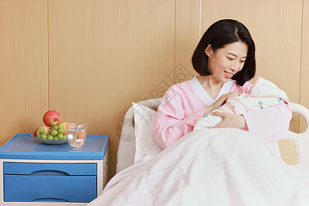 医院病床上妈妈抱着宝宝图片
