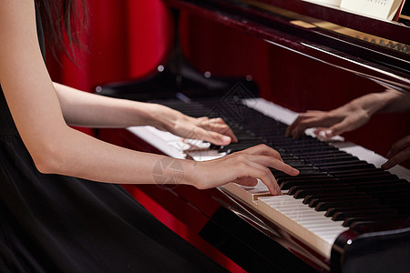 张开双手的人弹奏钢琴手部特写背景