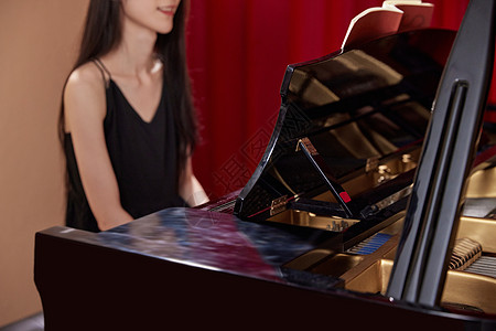 美女音乐教师弹奏钢琴曲图片