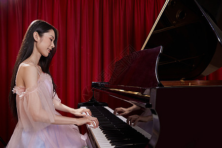 美女音乐教师弹奏钢琴高清图片