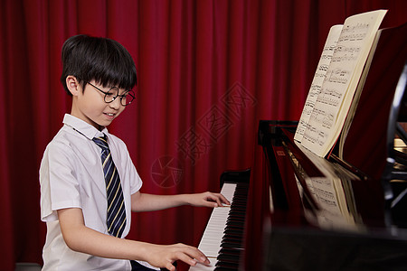 钢琴学生儿童学生学习弹奏钢琴曲背景