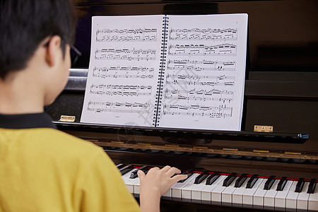 钢琴学习儿童学生学习弹奏钢琴曲背景