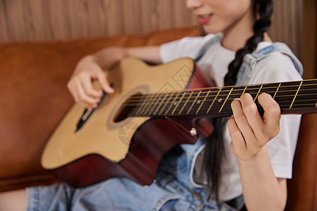 青年美女弹奏吉他手部特写图片