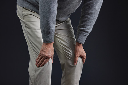 老年人腿部膝盖疼痛手拄膝盖特写图片