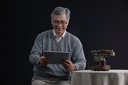 老年人晚年居家拿平板电脑图片