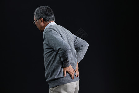 孤独空巢老人患病腰部疼痛图片