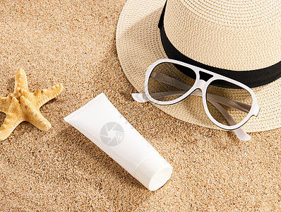 夏日沙滩上的防晒霜背景图片