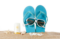 沙滩上的拖鞋墨镜和防晒霜图片