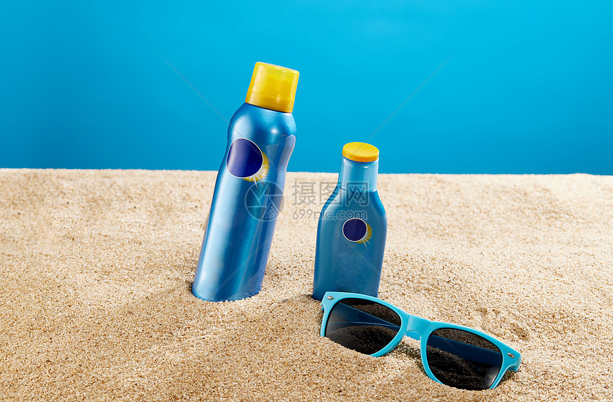 沙滩上的墨镜和防晒用品图片