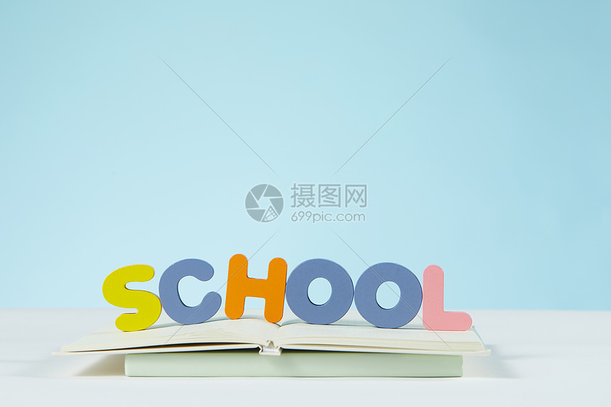 ‘~放在书本上的学校的英文  ~’ 的图片