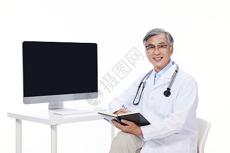 医生坐诊老年医师男教授坐在电脑前背景
