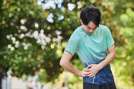 户外运动男性腰部酸痛图片