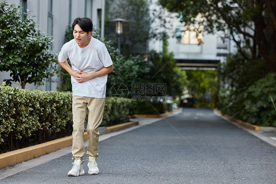 散步的男性突发性腹痛图片