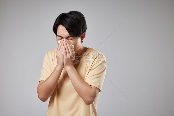 男性感冒用纸巾擦鼻涕图片